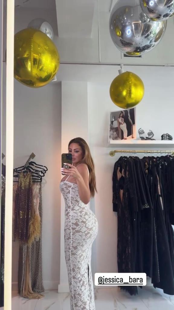 徐娘半老！皮蓬前妻穿吊帶裙自拍，這身材也太炸裂了！