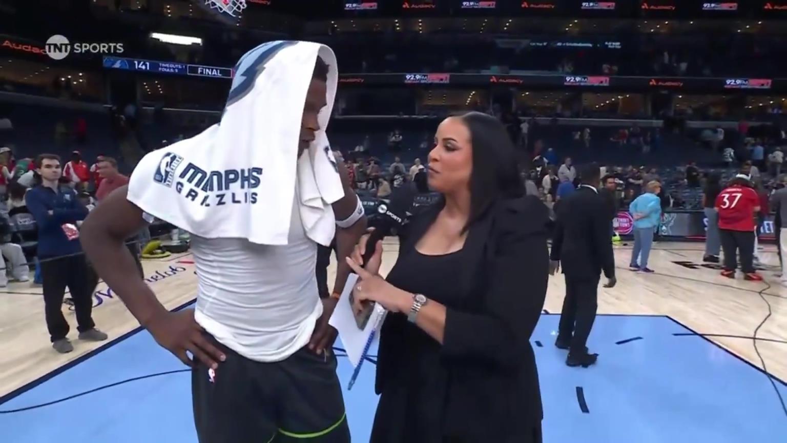 華子賽后接受一位豐滿女記者的采訪！