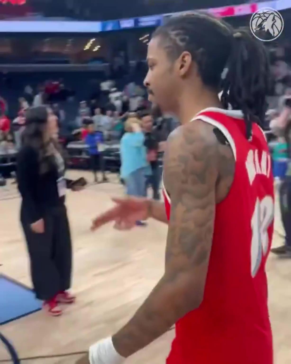 笑死！莫蘭特賽后與華子握手，竟然也是比出“手槍”的手勢