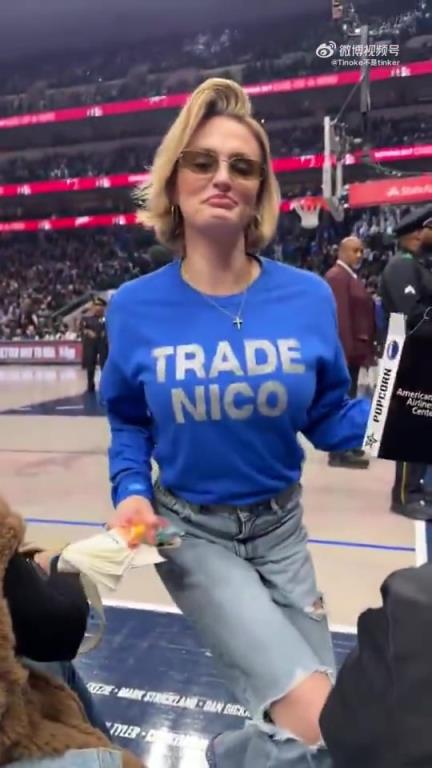 主場不準(zhǔn)球迷打印“解雇Nico”標(biāo)語，女球迷就出此下策