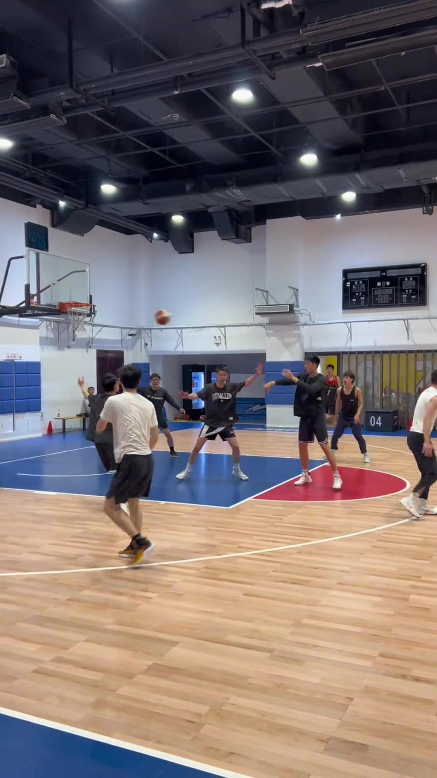 對手回家后：老婆，我今天在野球場匹配到巔峰馬刺隊了！