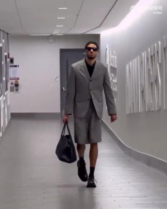 時尚潮男！哈利今日一身灰西裝短褲墨鏡搭配入場 腿真細！