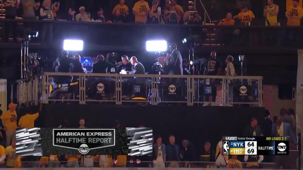 ??？轉(zhuǎn)播鏡頭給到解說(shuō)看臺(tái)，奧尼爾居然抱著一個(gè)人在彎舉