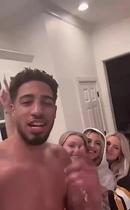 今日怒砍歷史級(jí)三雙！哈利此前光著膀子與三位金發(fā)美女同框