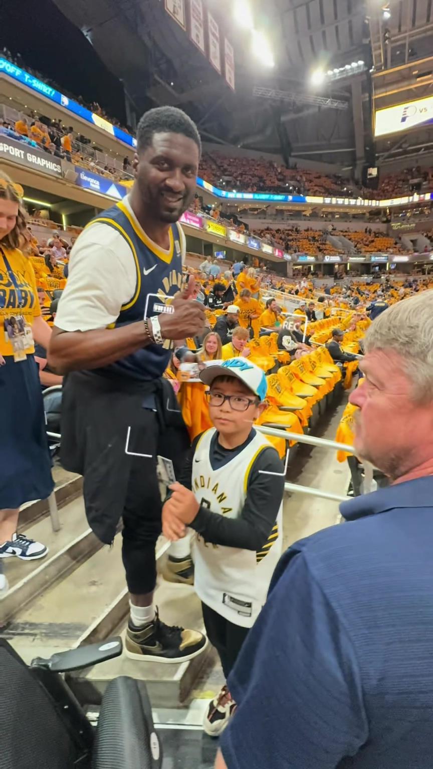 現(xiàn)在真成高圓圓了！步行者名宿希伯特現(xiàn)身主場(chǎng)給小球迷簽名