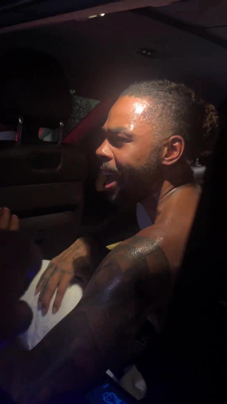 太熱情了！拉塞爾中國(guó)行坐車(chē)離開(kāi)球迷們被團(tuán)團(tuán)圍住