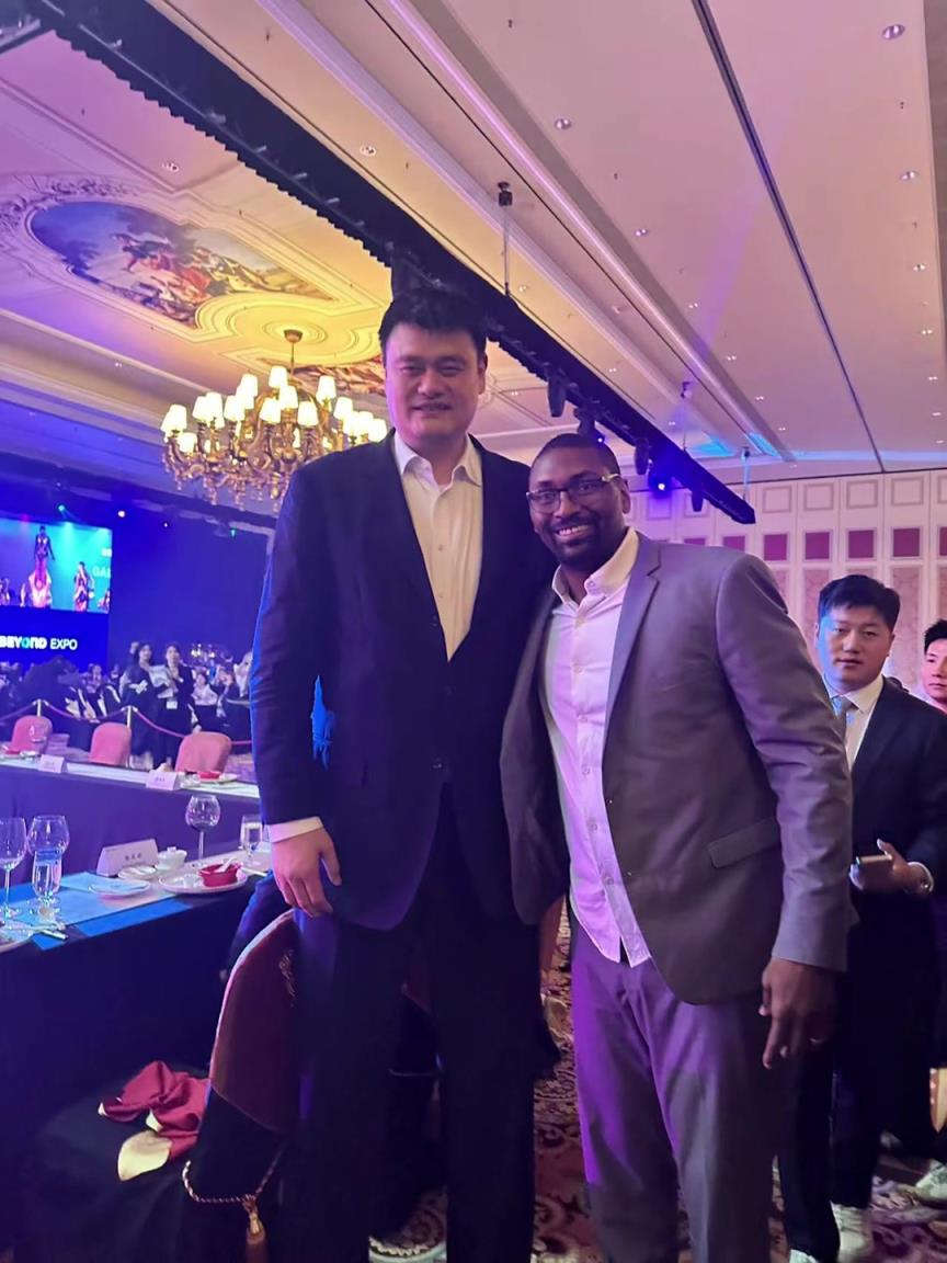 阿泰斯特曬與姚明合照：這是我最喜歡的隊(duì)友 姚??！