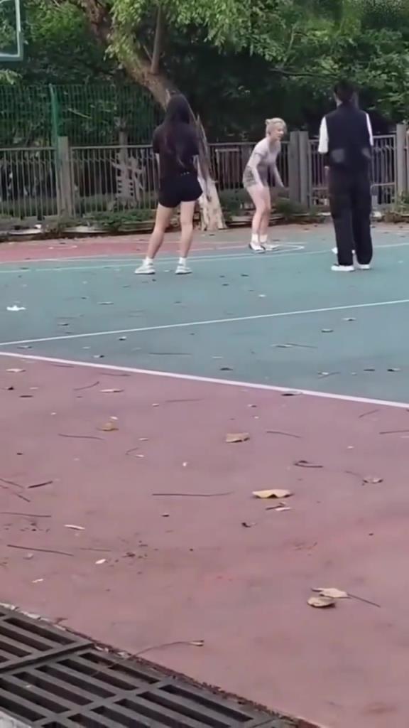 上來(lái)就背打女生的男人，真的活該沒(méi)有女朋友啊