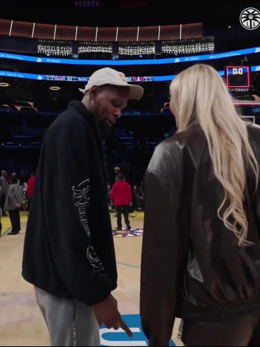 小帥這氣質(zhì)！杜蘭特與庫里教妹布林克擁抱，眼睛好像一直偷瞟布林克大長腿