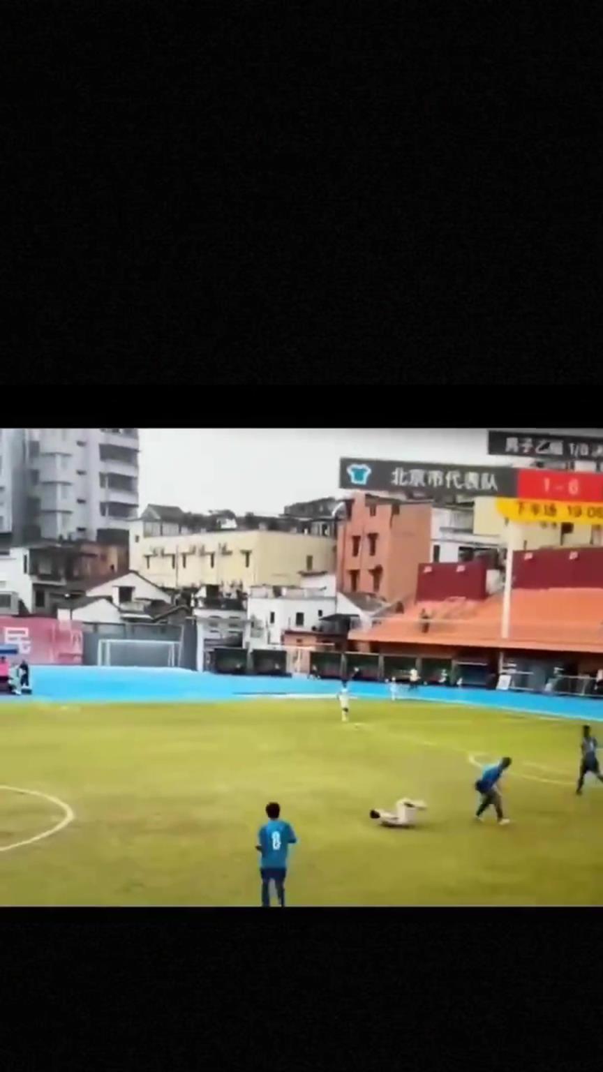 太可怕了！全運(yùn)會驚現(xiàn)殺人足球，球員將對手直接踢骨折