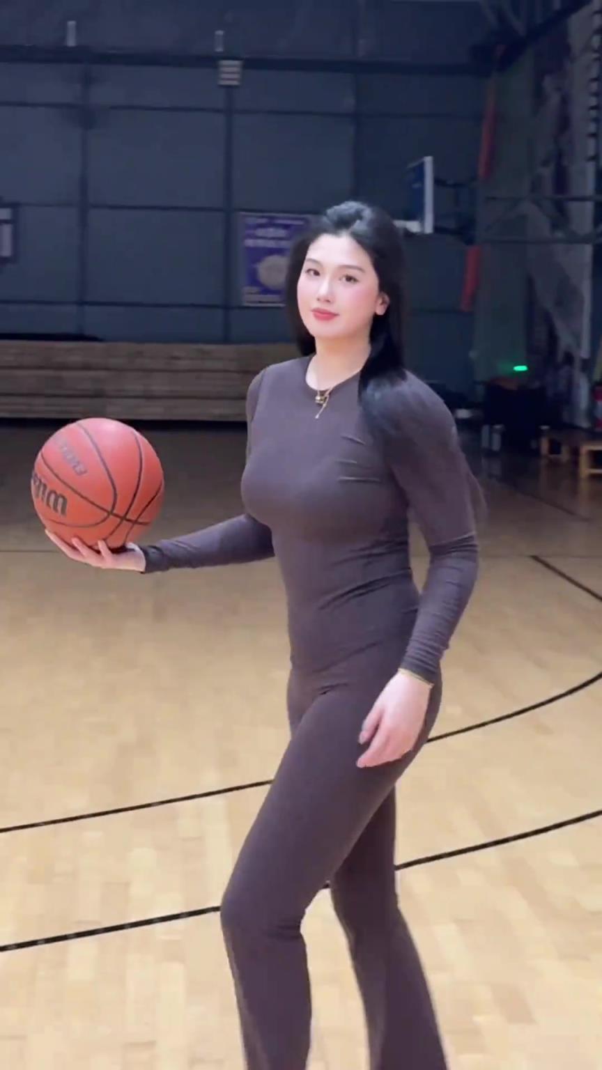 低配版卡戴珊！野球場肘姐這身材，懂的吧友都懂！