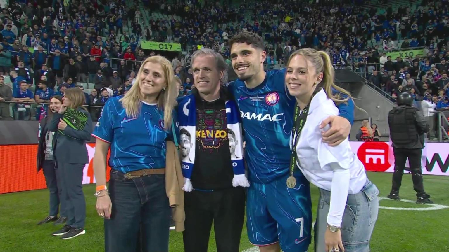 內(nèi)托好福氣！奪冠后高顏值女友來合照，身材相當哇塞！