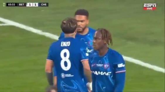 繼續(xù)干！恩佐進球后給了詹姆斯一巴掌，兩人頂頭互相打氣