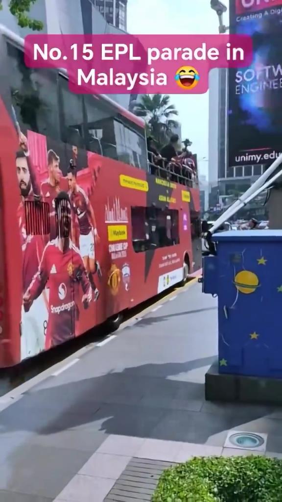 游街示眾？曼聯(lián)在馬來西亞街頭大巴游行，球迷笑噴