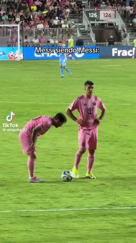 哈哈！梅西擺任意球偷偷往前挪被裁判抓包