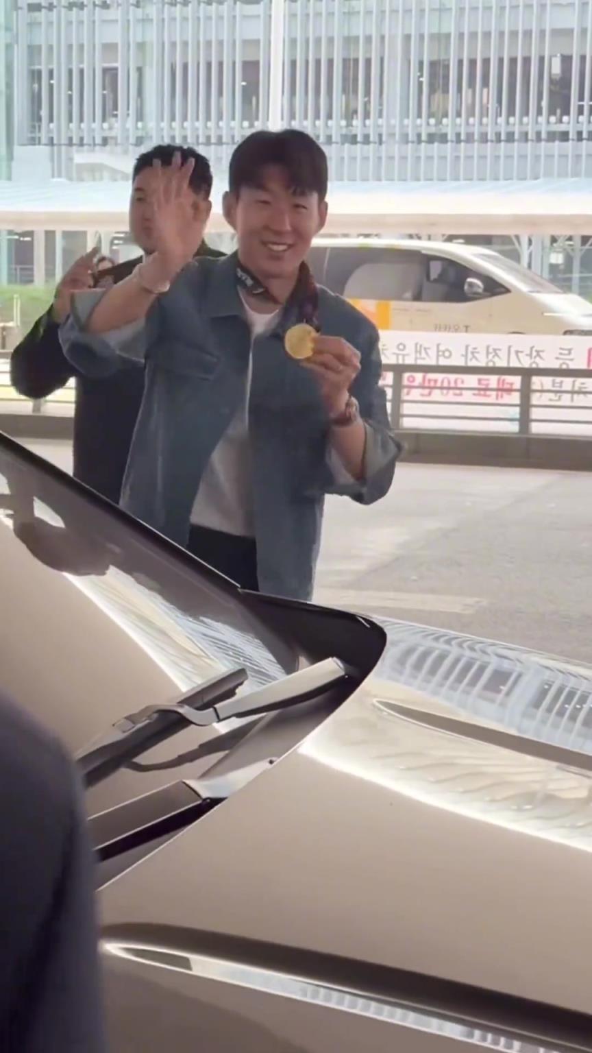 衣錦還鄉(xiāng)！孫興慜返回韓國，眾多女球迷讓其把歐聯(lián)獎牌戴上