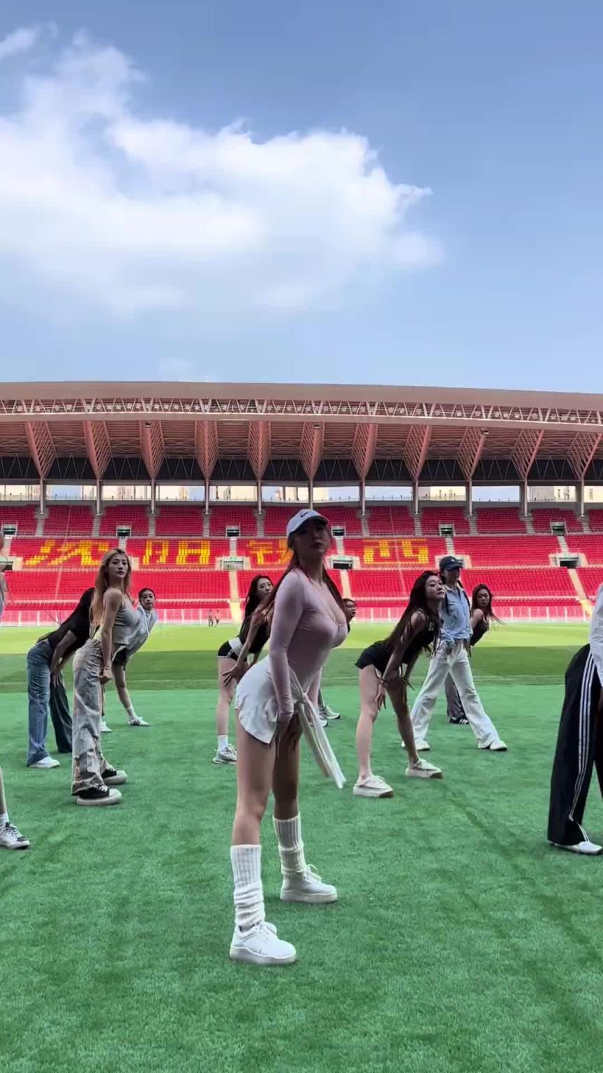 好看！在彩排的遼寧鐵人啦啦隊小姐姐們