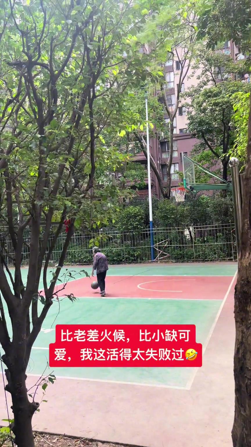 這阿婆單手一投一個準，姜還是老的辣