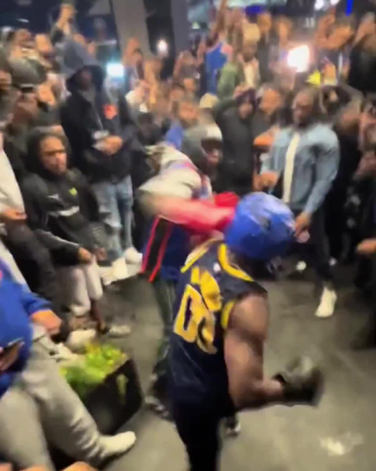 這不比場上好看？尼克斯&步行者球迷賽后直接1v1拳擊