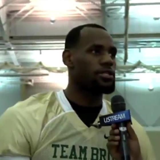 哥兩個還會這個啊？11年NBA停擺期間老詹和阿杜組隊玩橄欖球