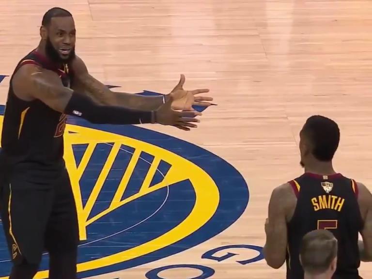 名場面！JR搶下關(guān)鍵籃板沒看表，老詹質(zhì)問JR為何傳球