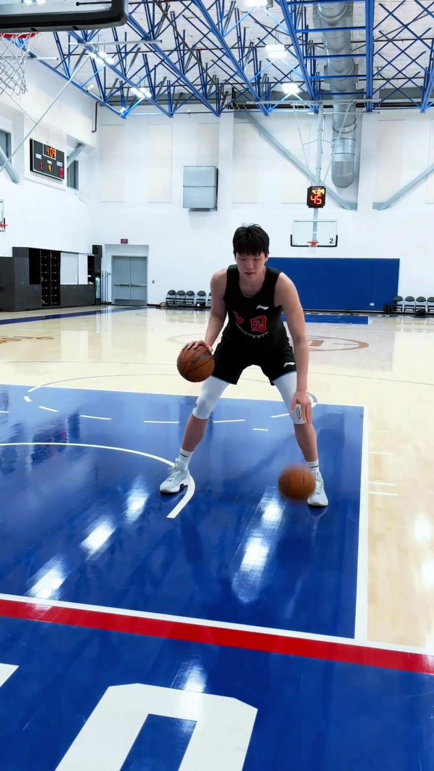 楊瀚森今日份訓(xùn)練！這個(gè)左右手運(yùn)球協(xié)調(diào)性真不錯(cuò)