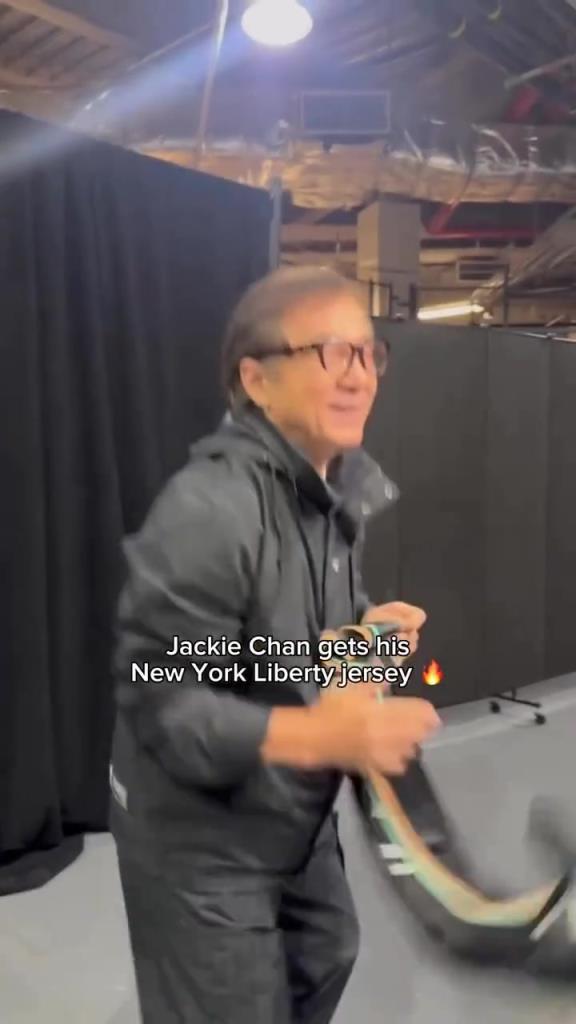 肌肉記憶！成龍這幾下空氣運(yùn)球像是進(jìn)了家具城