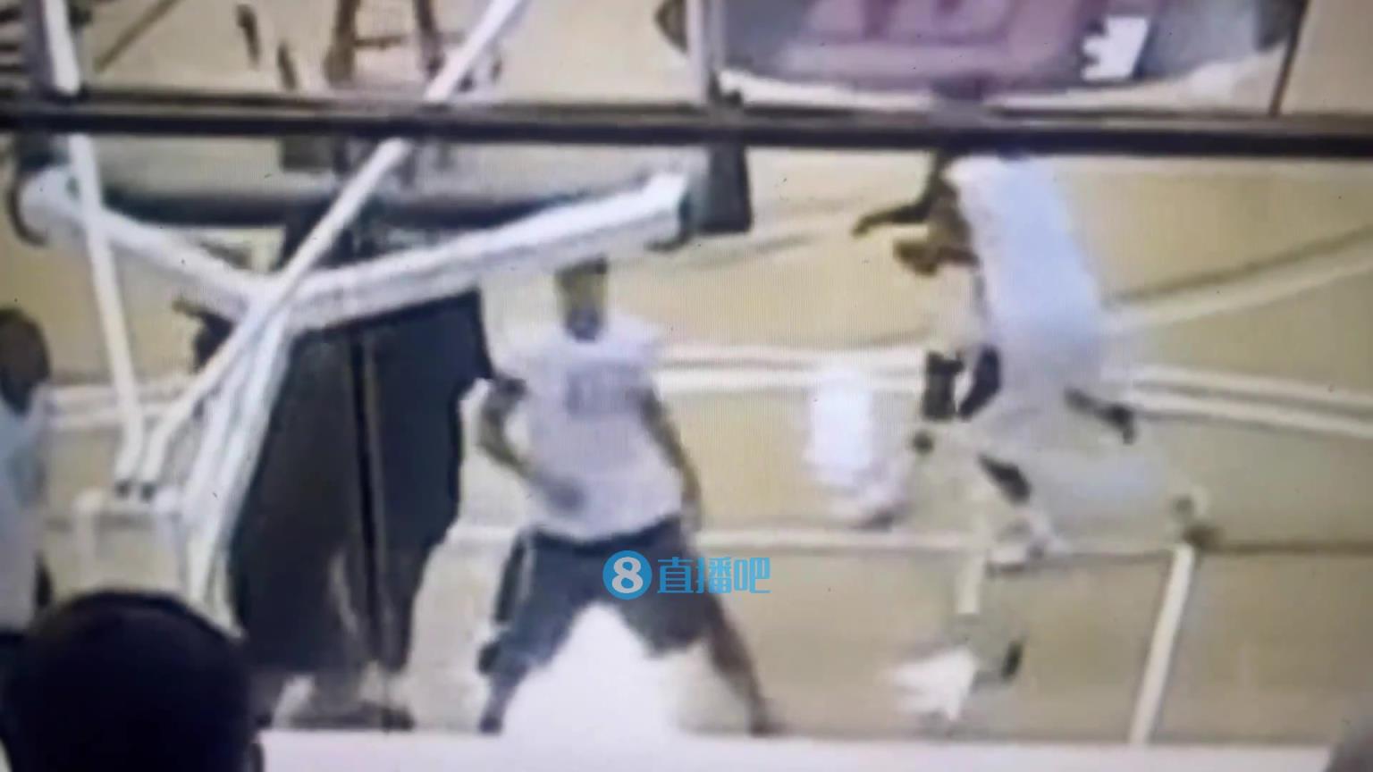 引熱議！美媒翻舊賬：當(dāng)年詹姆斯被大學(xué)生隔扣，耐克沒收了錄像帶