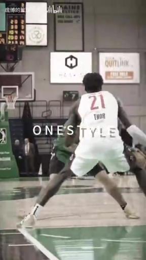 正統(tǒng)美式后衛(wèi)！JD戴維森炒菜后低手合球，對(duì)抗上籃打進(jìn)！
