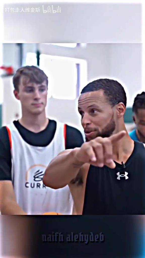 庫(kù)里：其實(shí)這個(gè)暴扣是我教的！當(dāng)弗拉格出現(xiàn)在庫(kù)里的訓(xùn)練營(yíng)！