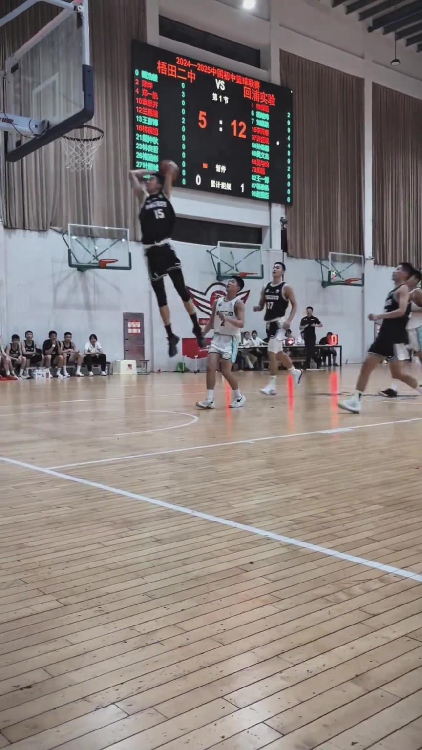 起來就扣??！現(xiàn)在的初中生都這么打球的嗎