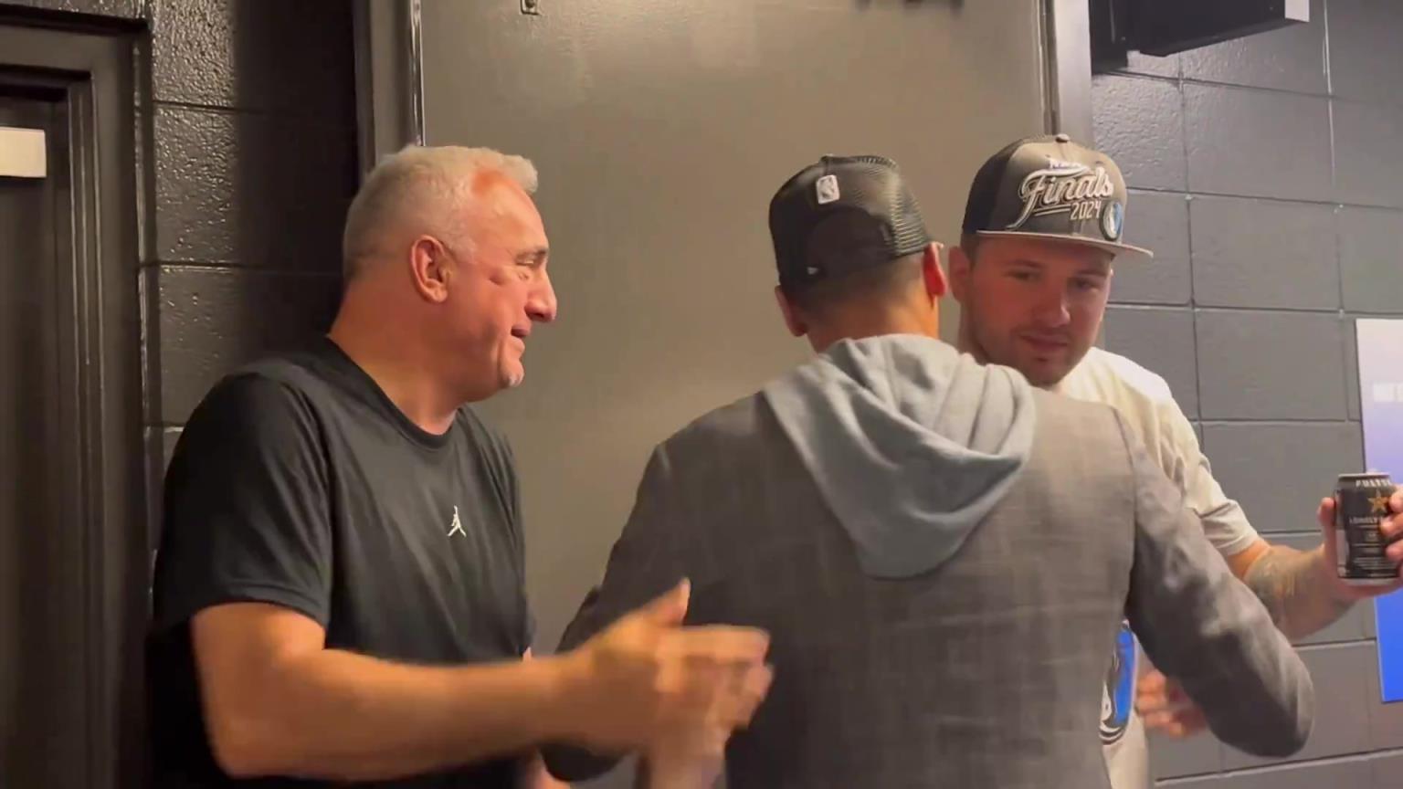 去年的今天，東契奇率隊(duì)殺入總決賽，賽后喝啤酒被芬利沒收