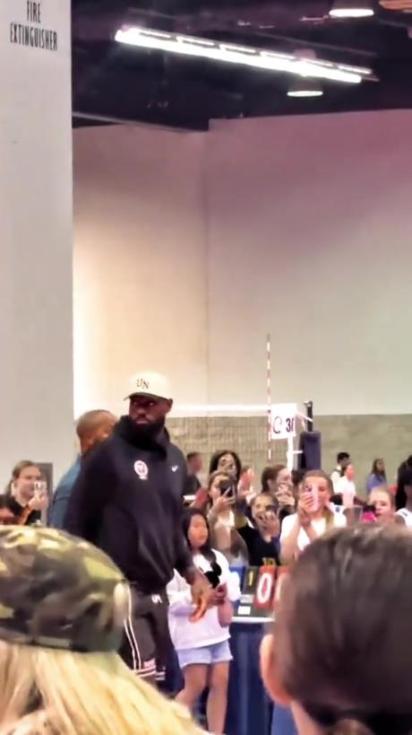 什么是巨星啊！詹姆斯現(xiàn)身排球場(chǎng)被小球迷包圍 這就是行走的流量