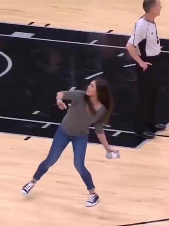 不愧是美國(guó)女籃主力，普拉姆的力量太嚇人了