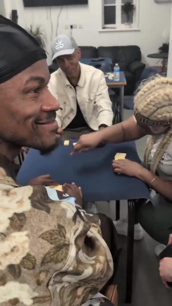 想找到巴特勒很簡(jiǎn)單，因?yàn)樗辉诨@球場(chǎng)，就在棋牌室