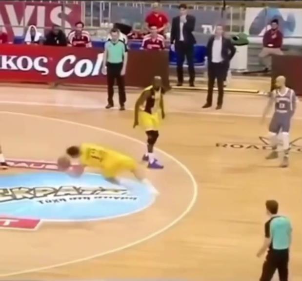 下地真快！搶斷這哥們兒多少是有點(diǎn)門將基礎(chǔ)