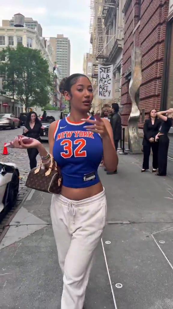 哇塞！一豐滿尼克斯女球迷身穿唐斯球衣，真是太吸引眼球了