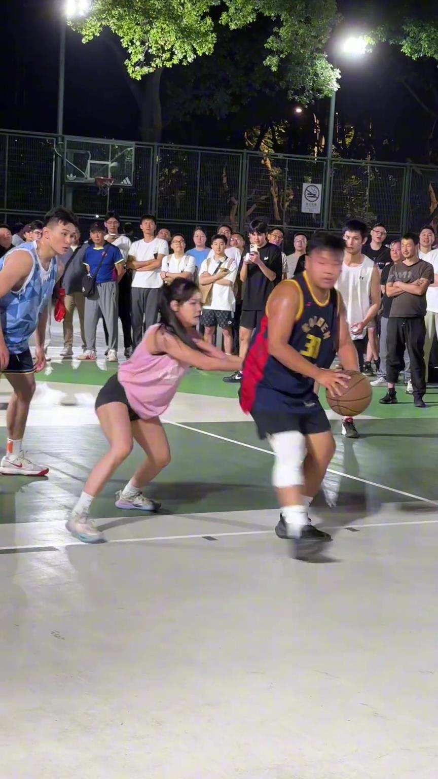 這哥們看見防自己的是女生，一個(gè)勁背打，球也不傳了